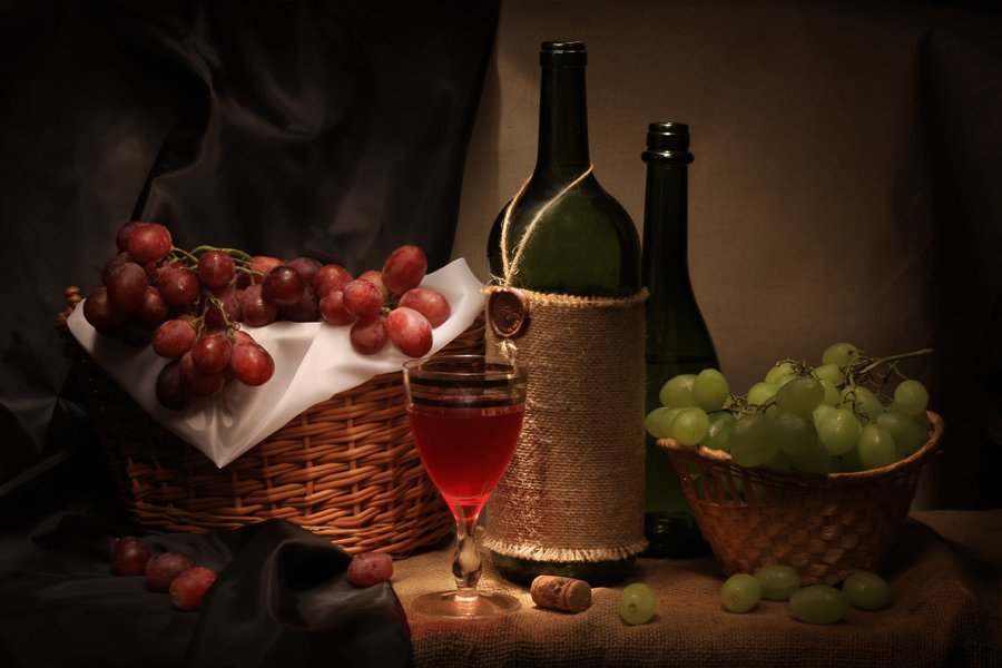 Винтажная картинка вина, бокала с вином и двух корзин с виноградом