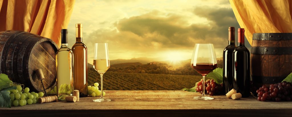 Винтажная картинка: виноградные плантации, бутылки вина, пробки, бочки, грозди винограда и все это на закате дня. Домашнее вино из винограда