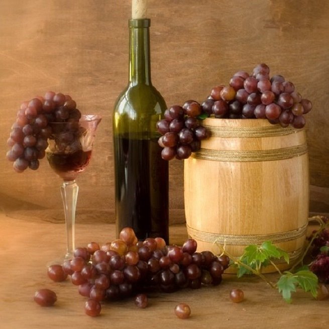 Винтажная картинка: бутылка вина, бочка и грозди винограда