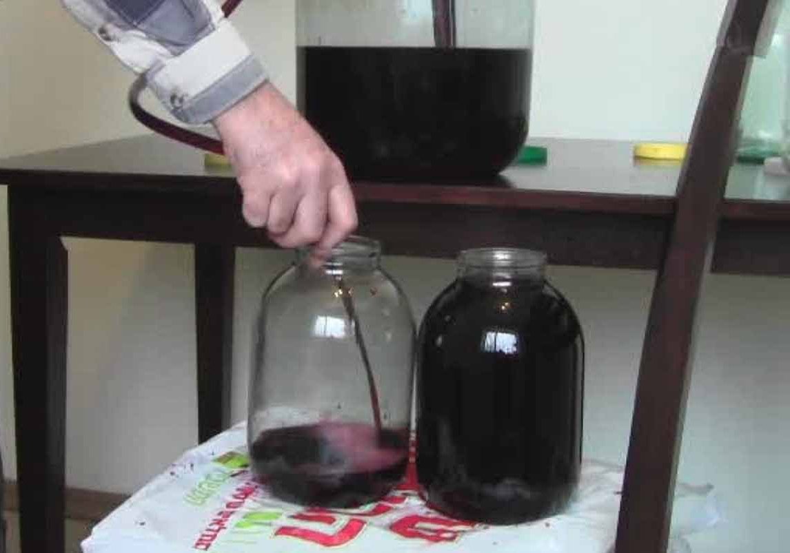На фото показан процесс избавления от винного осадка