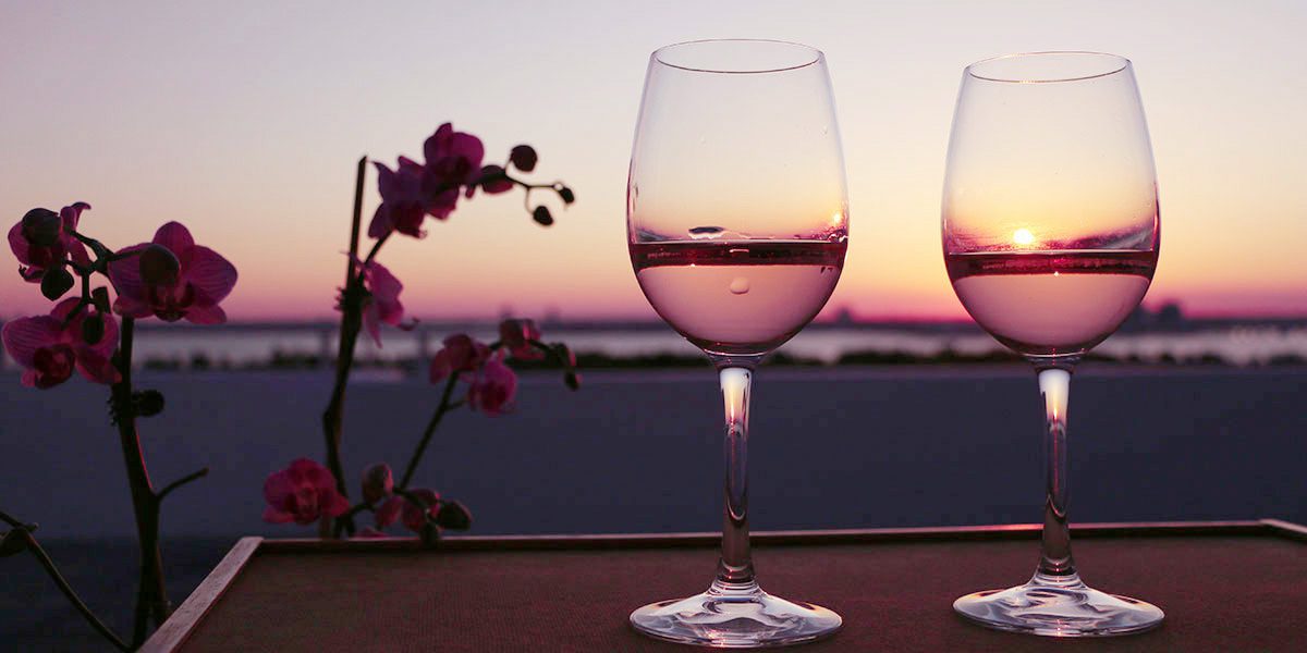 Бокалы бокалы нежную песни. Бокал розового вина. Розовое вино в бокале. Романтика бокалы. Красивые цветы в бокале.