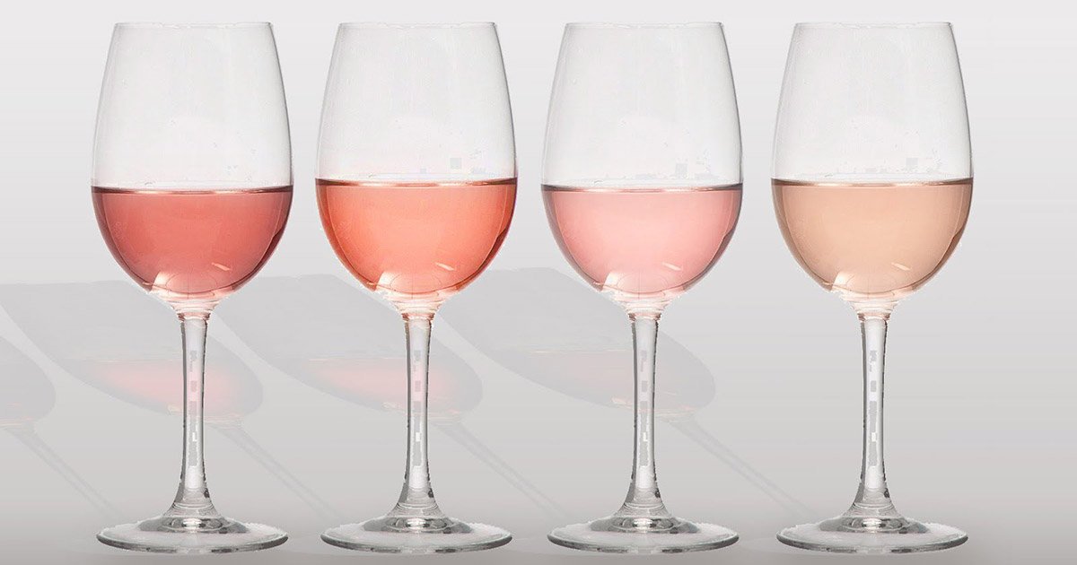 Розовое вино в бокалах