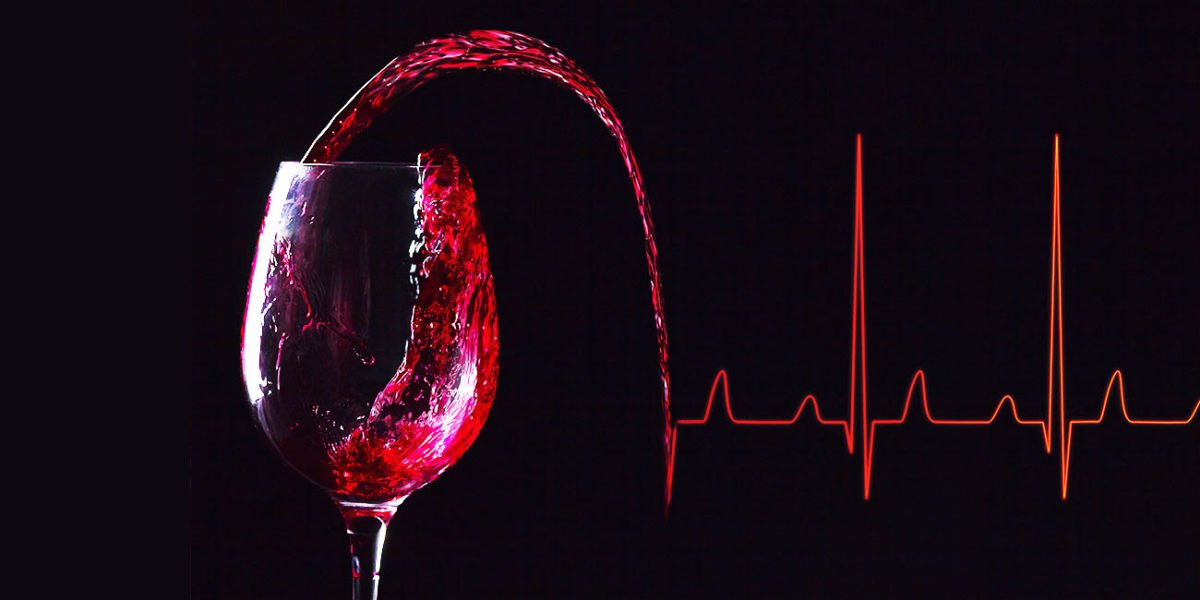 Изображено красное вино и абстрагированный сердечный ритм