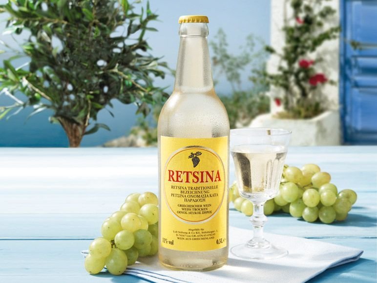 На фото греческое вино Рецина