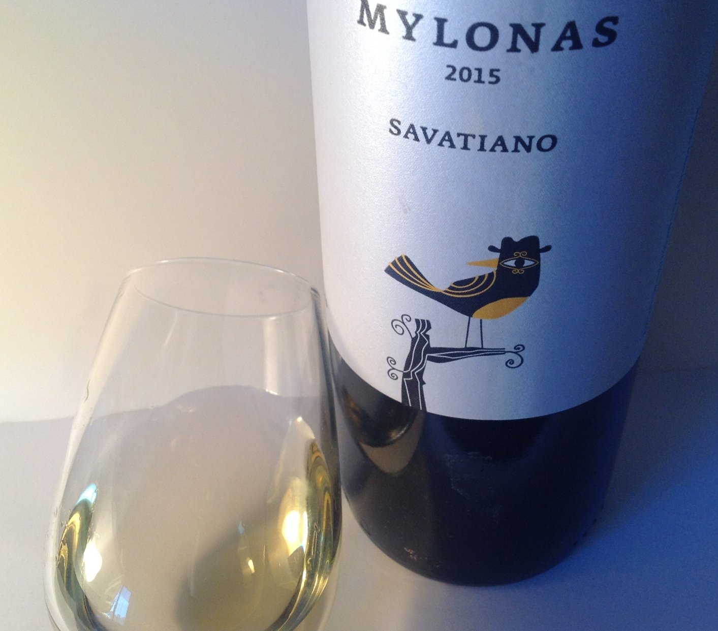 На фото греческое вино Саватиано
