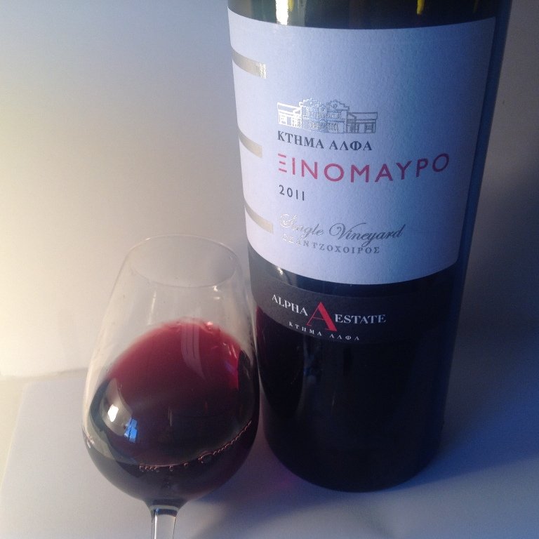 На фото греческое вино Ксиномавро