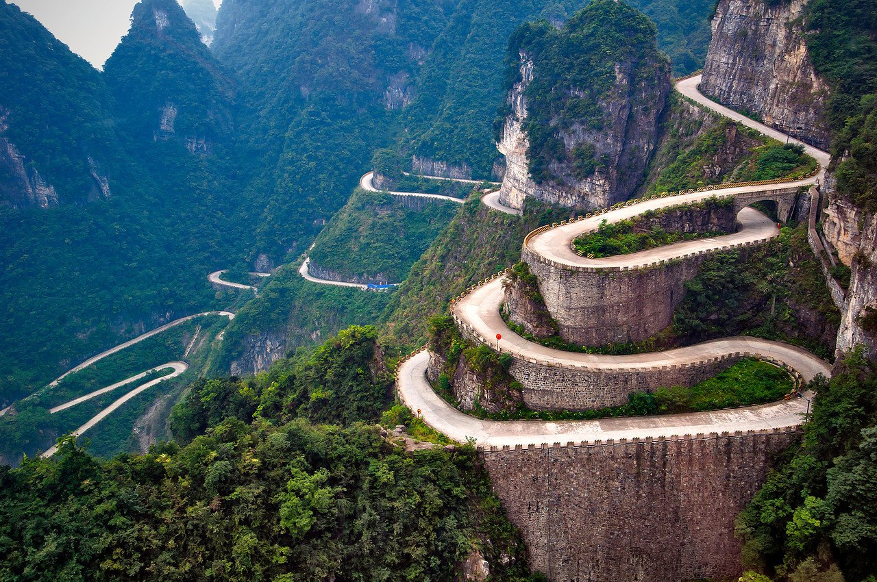 На фото дорога в горах Китая