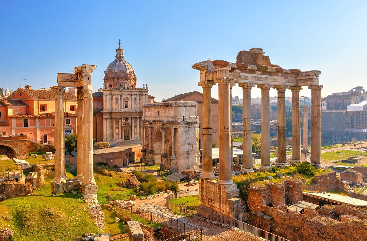 На фото христианская базилика и античные руины Италии