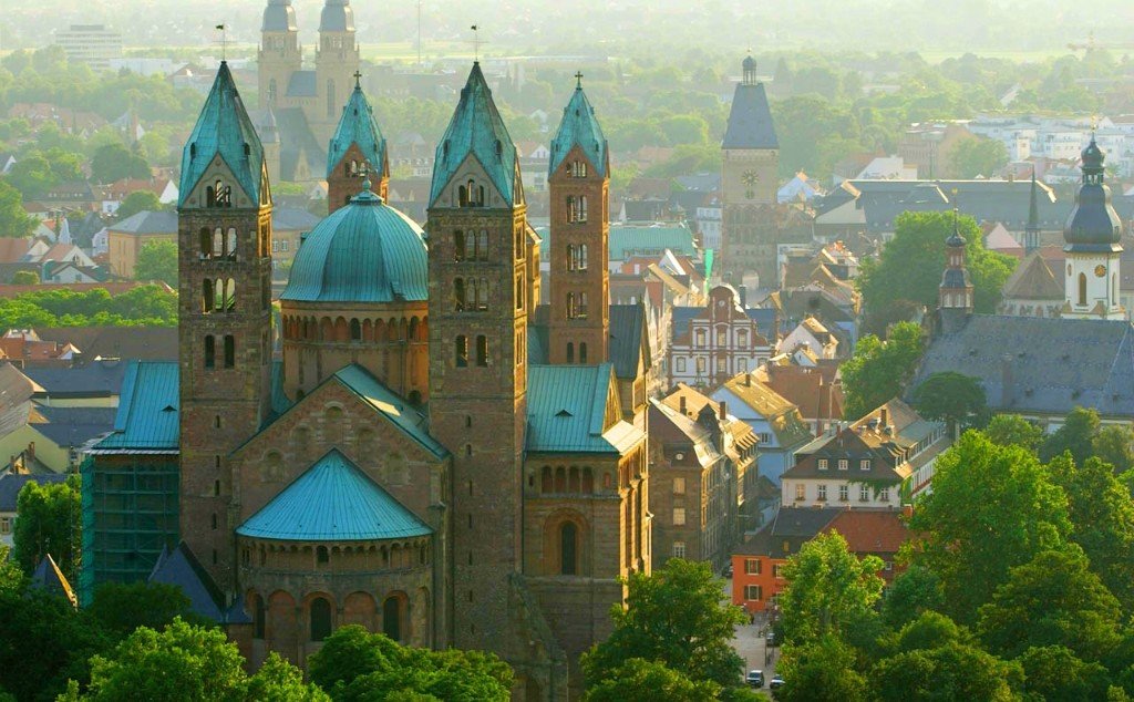 На фото католический собор и город в Германии