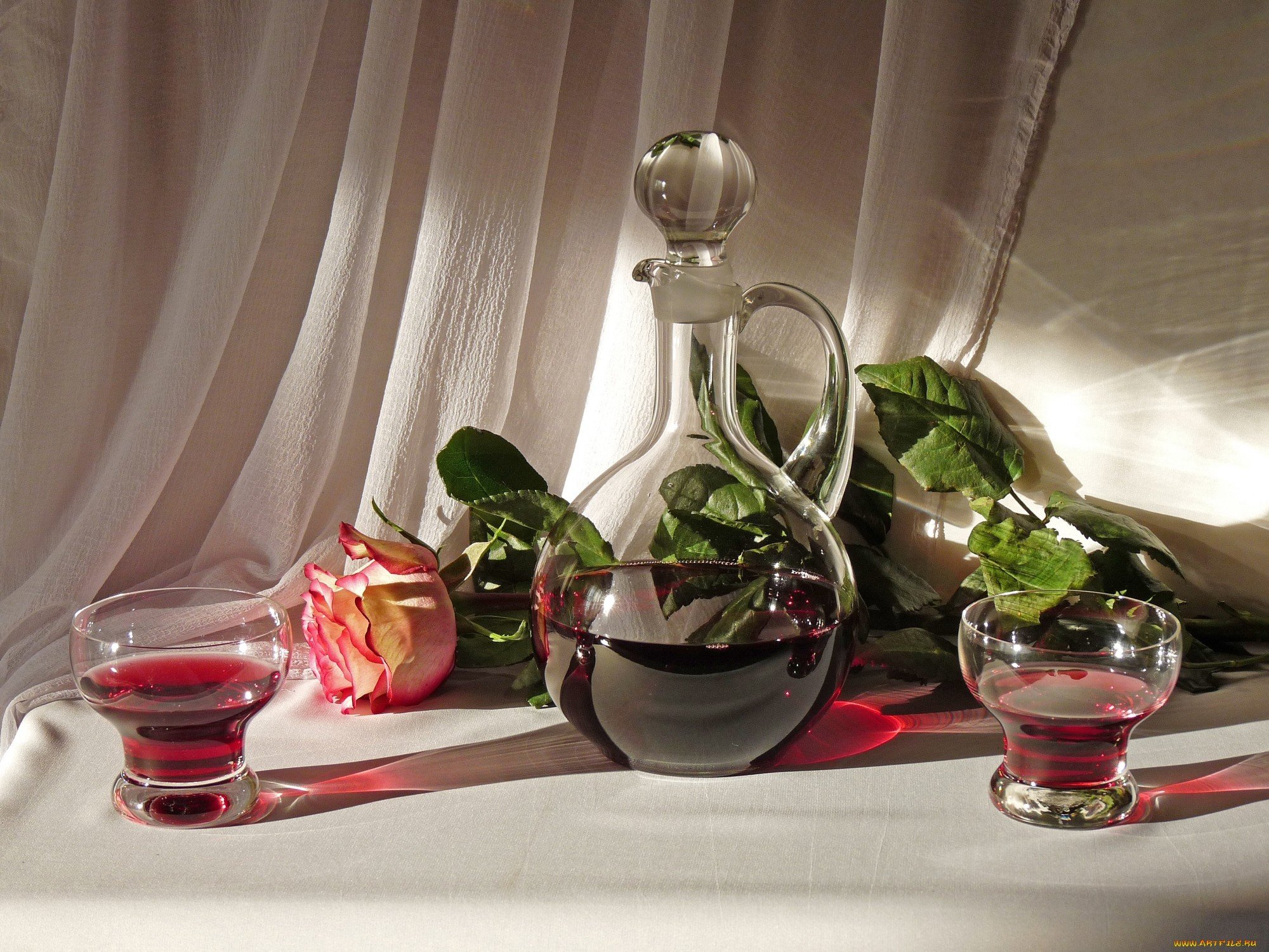 На фото праздничный стол и графин для вина