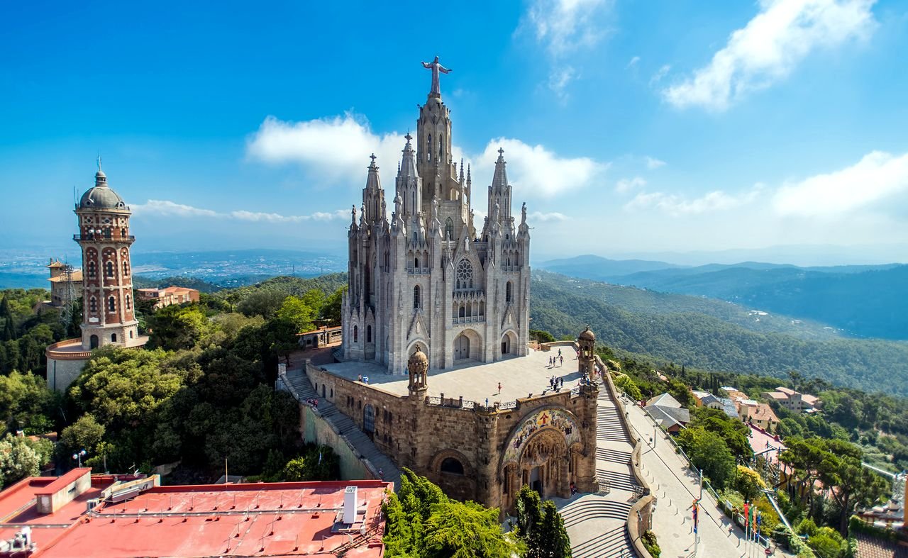 На фото живописный вид на собор и горы в Испании