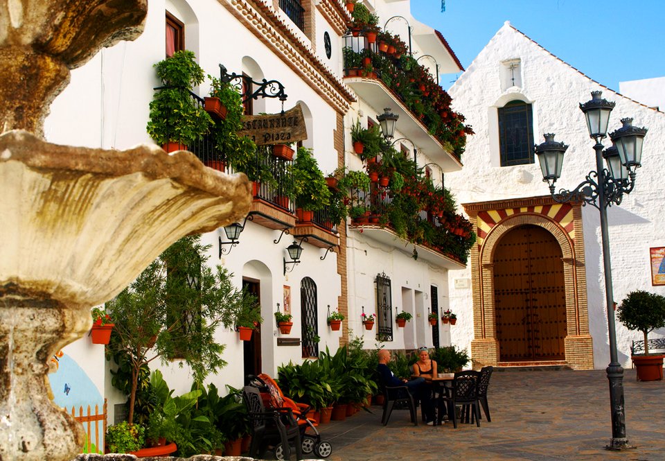 На фото традиционный жилой квартал в Испании