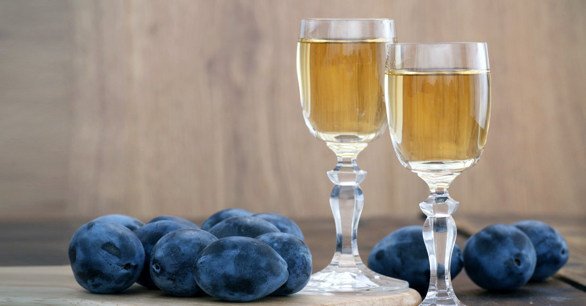 На фото бокалы со сливовым вином и сливы