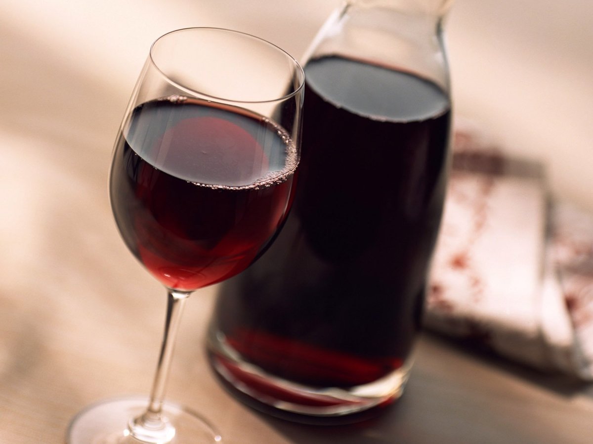 Винтажное фото: сливовое вино в бутылке и бокал