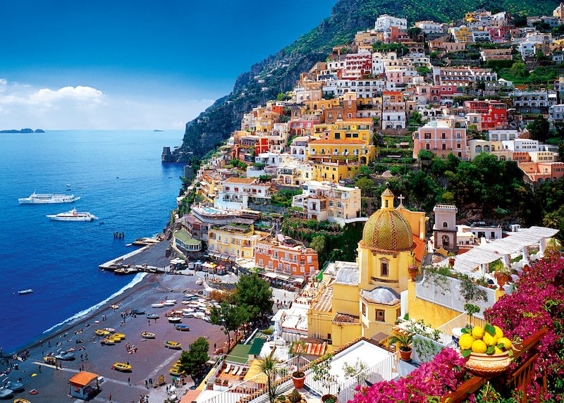 На фото итальянский город у моря
