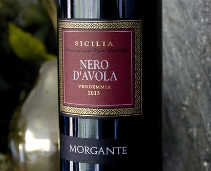 На фото итальянское красное вино Неро д’Авола