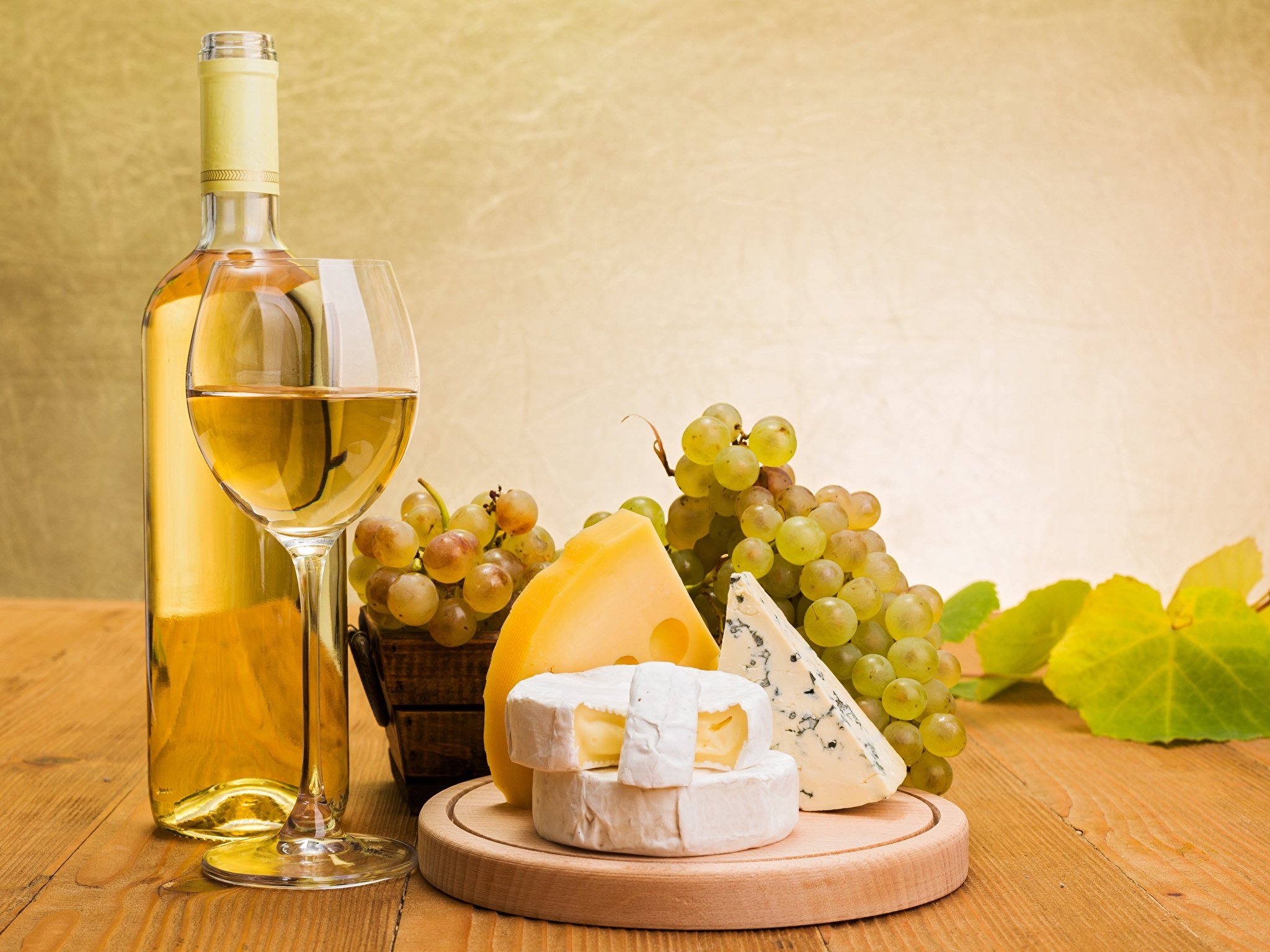 на картинке белое вино с сыром и виноградом