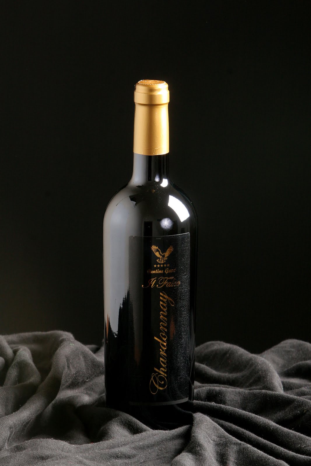 На фото итальянское красное вино Негроамаро