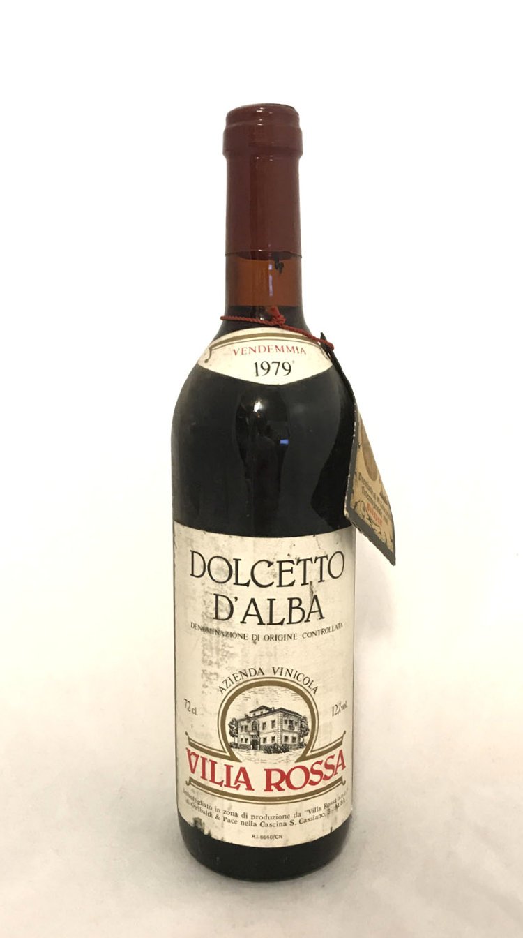 На фото итальянское красное вино Дольчетто