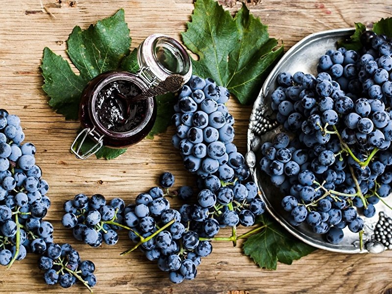 Винтажное фото: черный виноград на столе