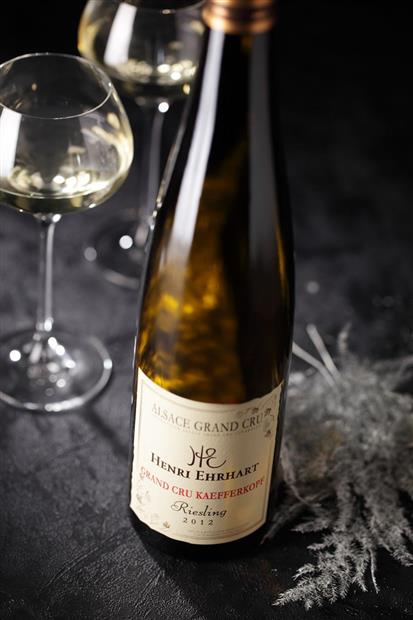 На фото белое французское вино Рислинг