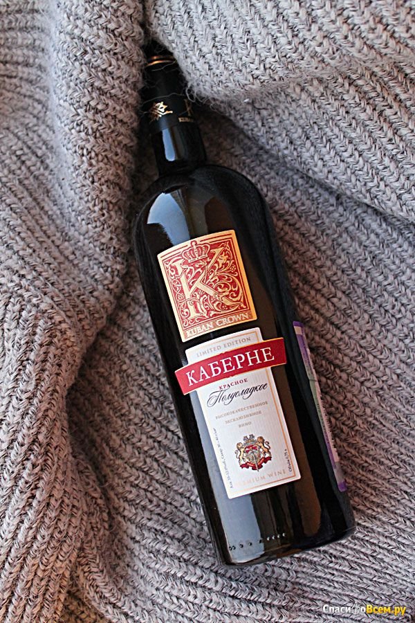 фотография: бутылка красного полусладкого вина на кофте