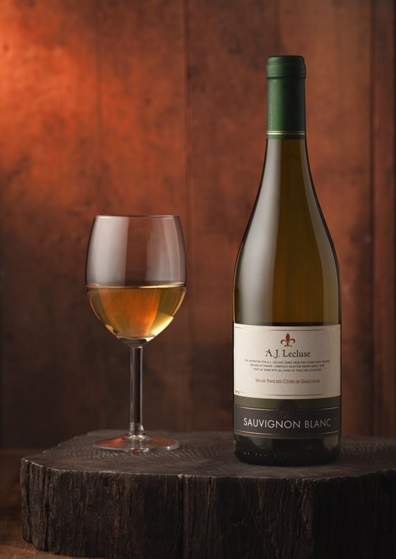 На фото белое французское вино Совиньон Блан