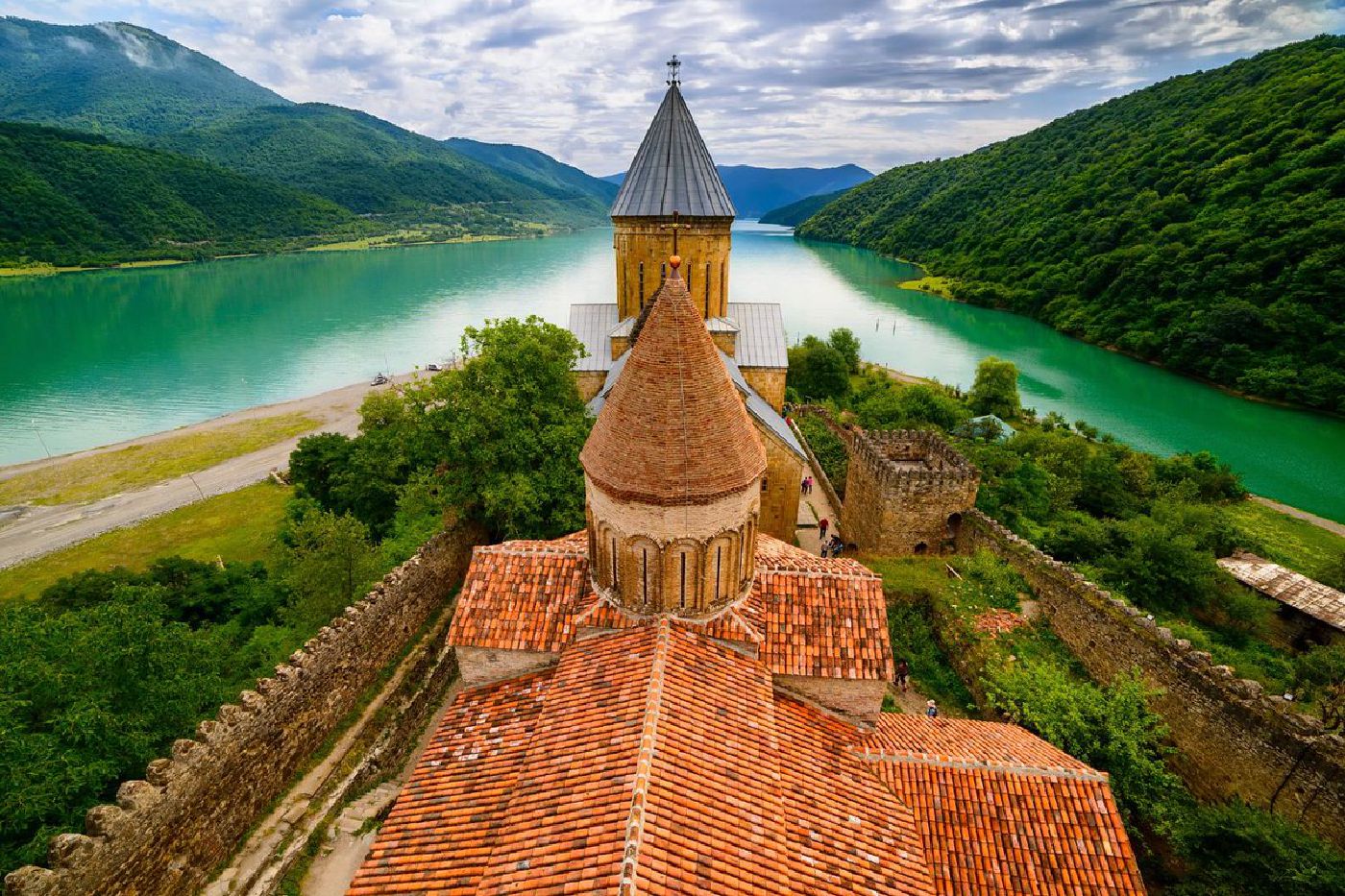 Фотография: на фоне красивой природы и озера старинный грузинский православный собор 