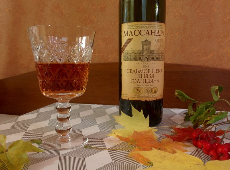На фото крымское вино Седьмое Небо Князя Голицына