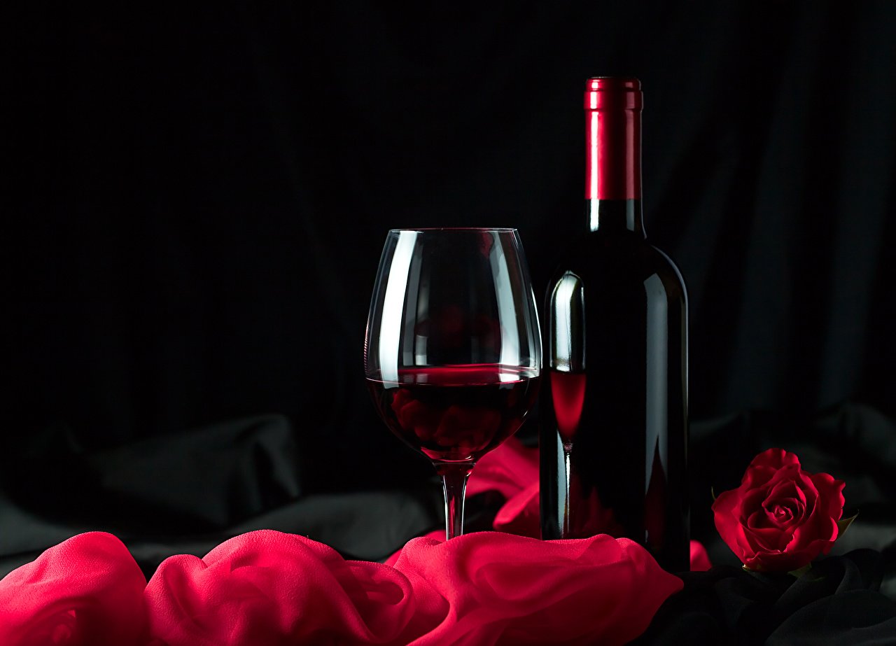 На фото красное вино с розой