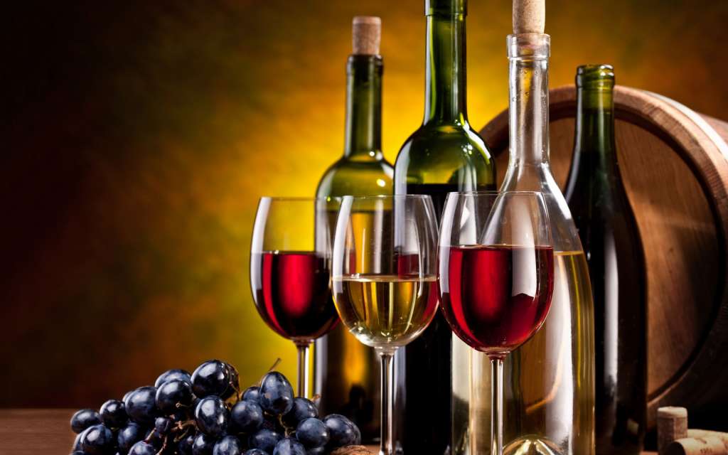 Винтажная картинка вина, винограда и винной бочки