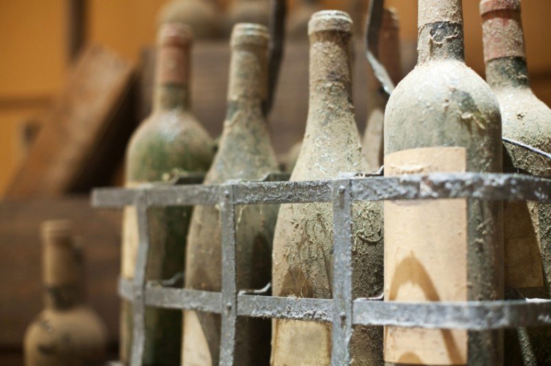 На фото старинное коллекционное  выдержанное вино