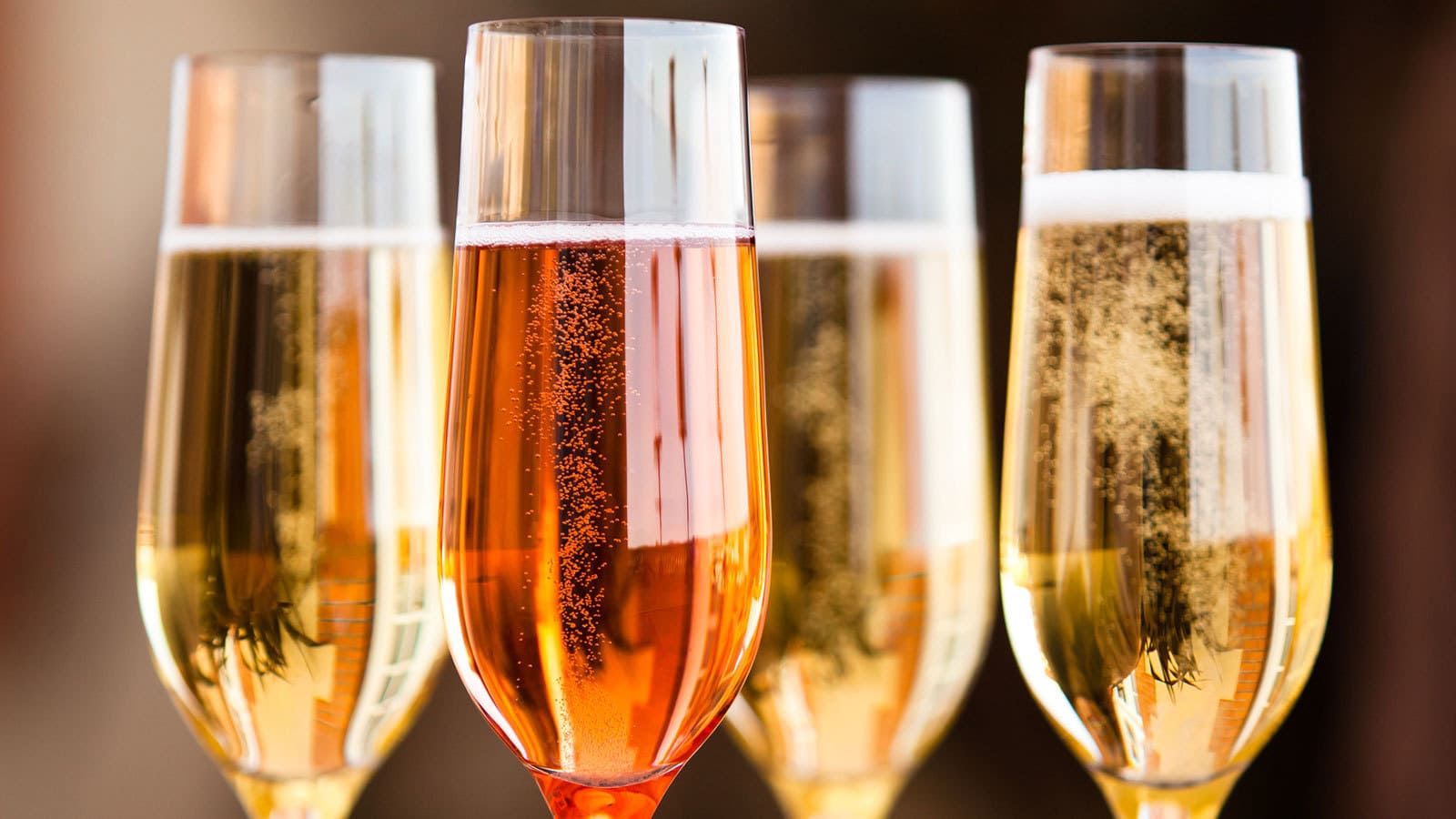 Фотография: четыре бокала с белым и розовым шампанским