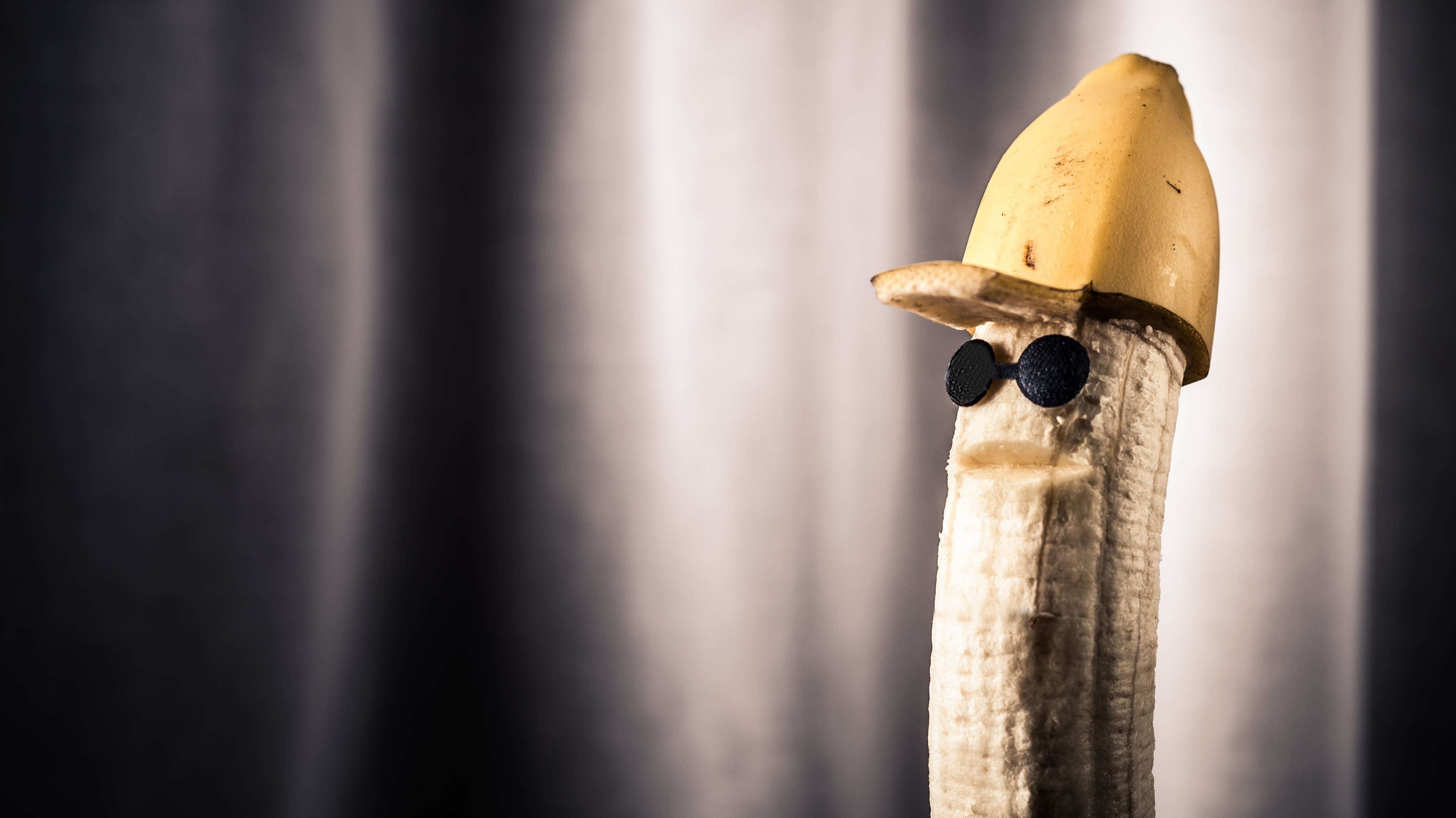 На фото банан в кепке