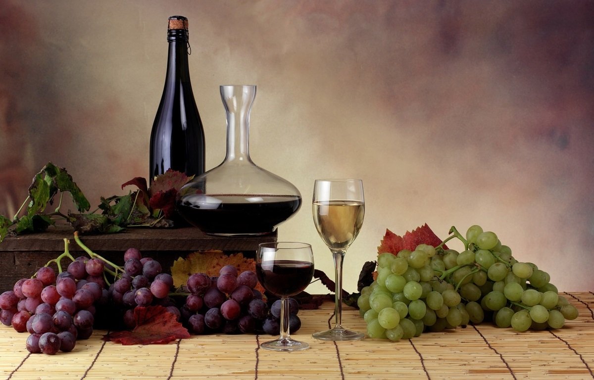 Винтажная картинка: бутылка коллекционного вина, графин, бокалы и виноград