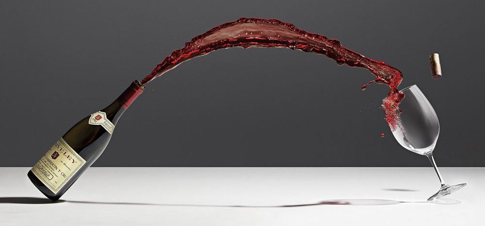 Винтажная картинка открытой бутылки вина, бокала и выбитой пробки