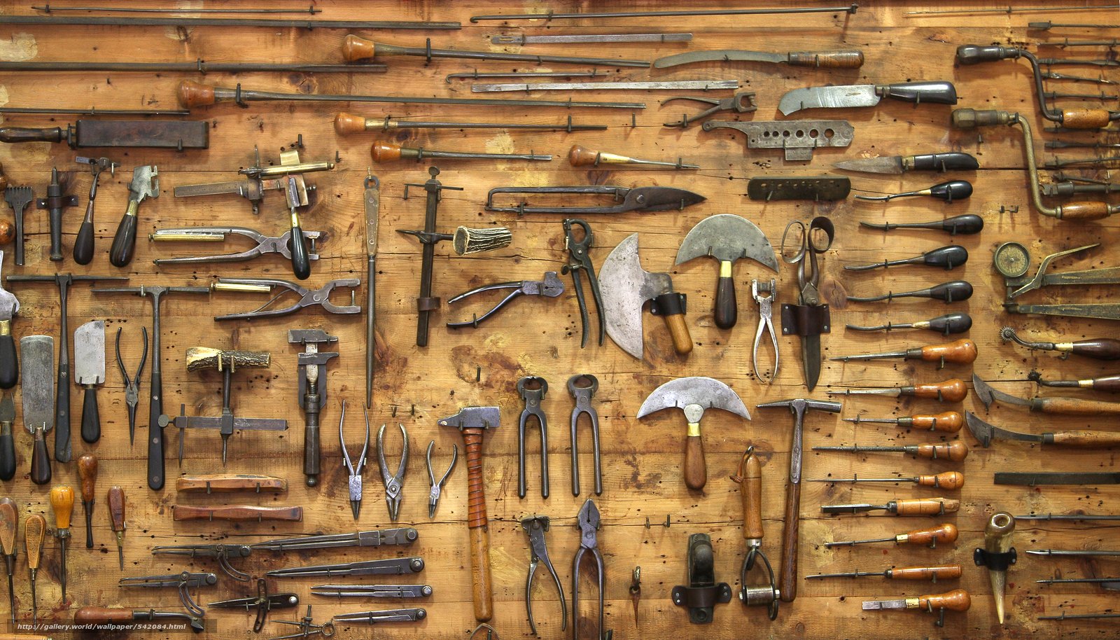 Картинка: много-много инструмента в гараже