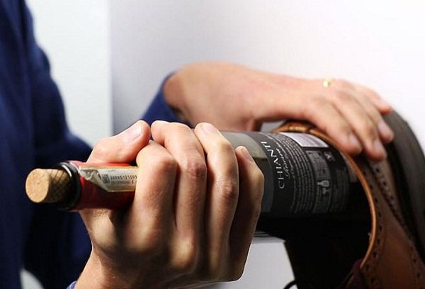 Фото: как открыть бутылку вина без штопора