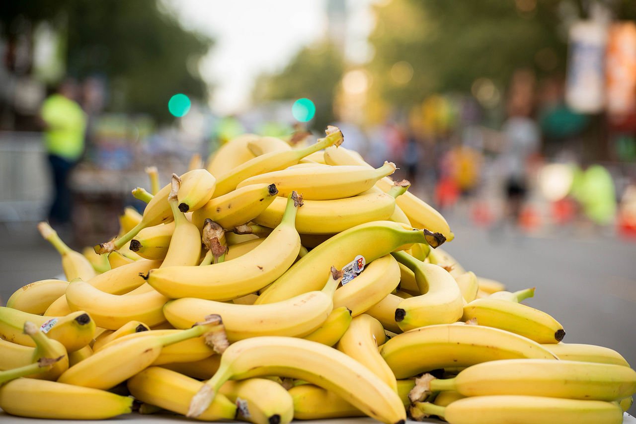 На фото куча бананов в городском парке