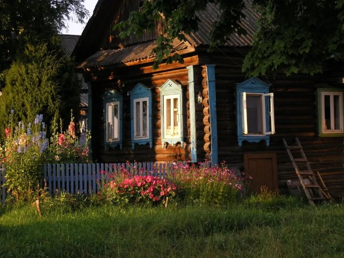 На фото чудный домик в деревне