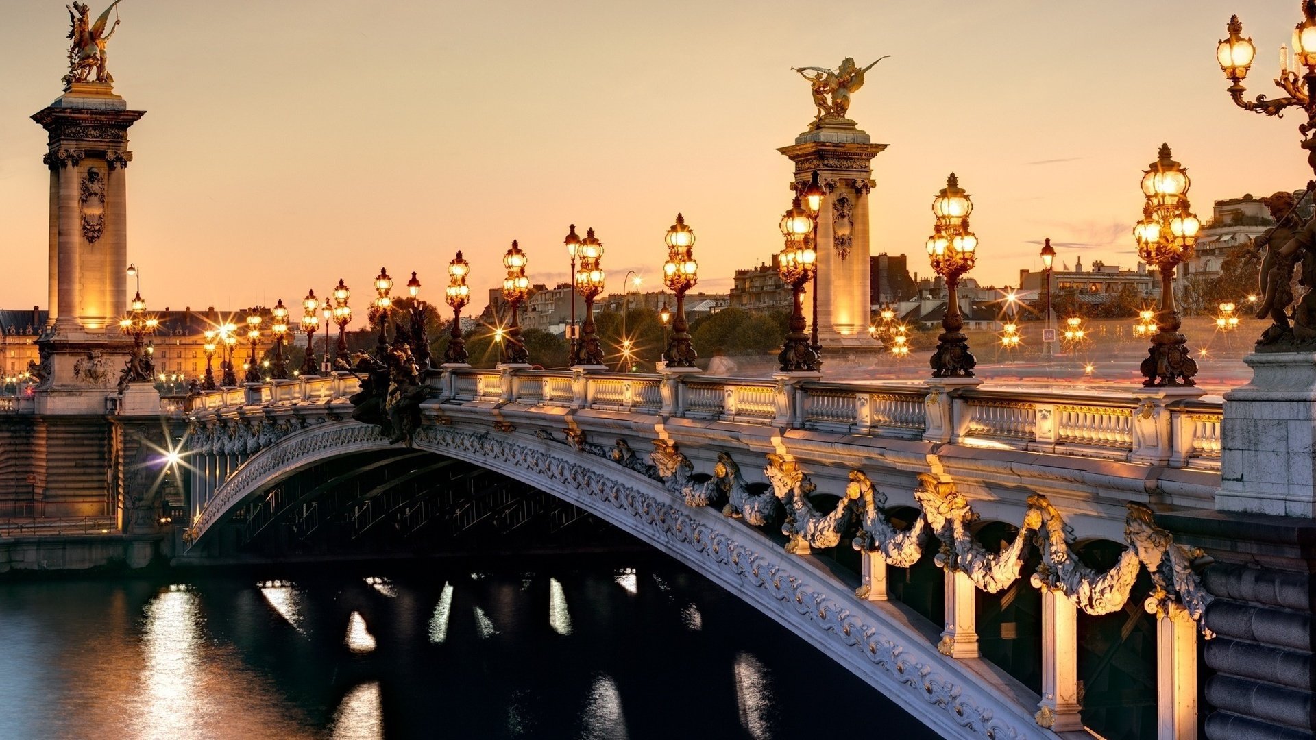 На фото показан мост во Франции