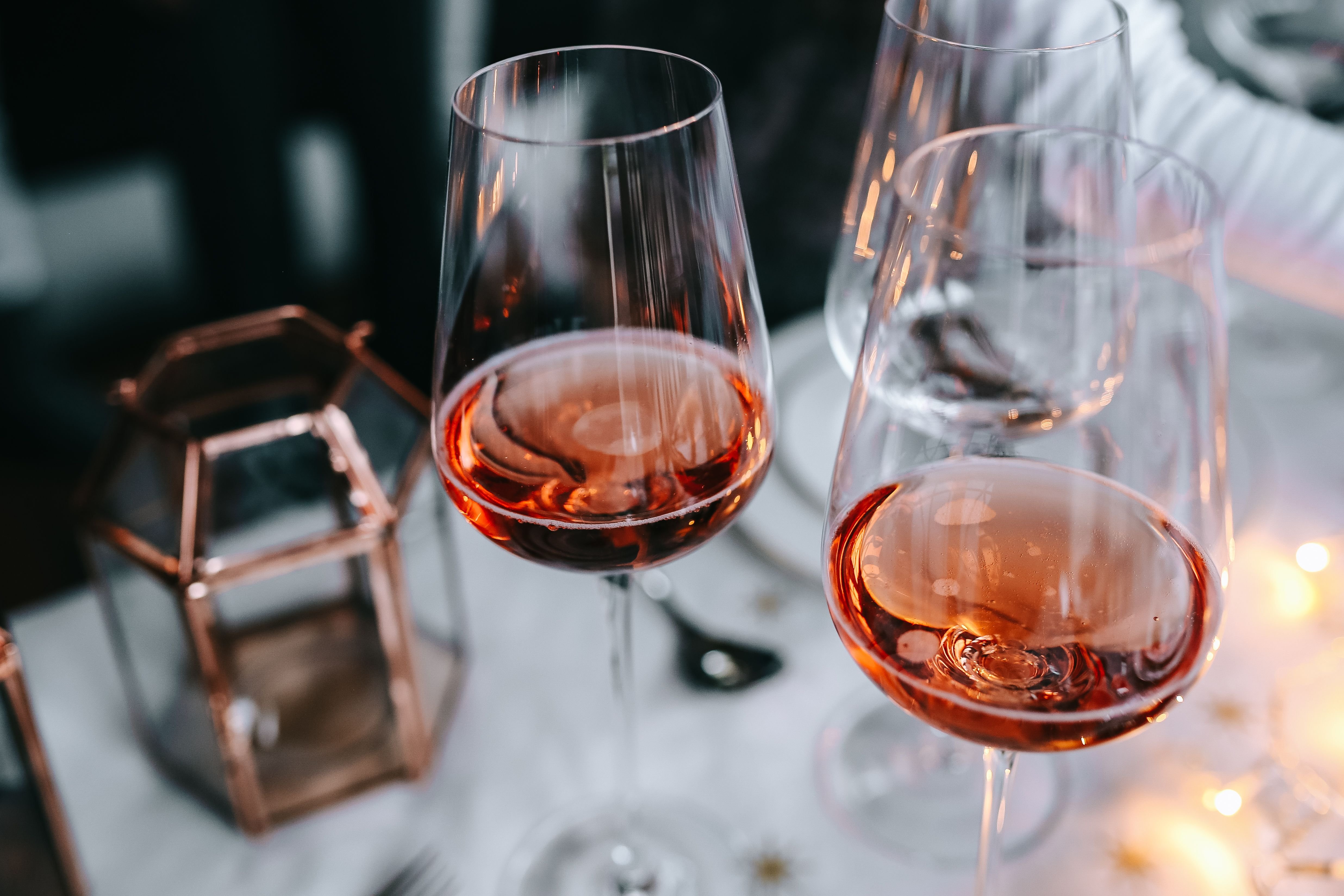 На фото бокалы с налитым розовым вином