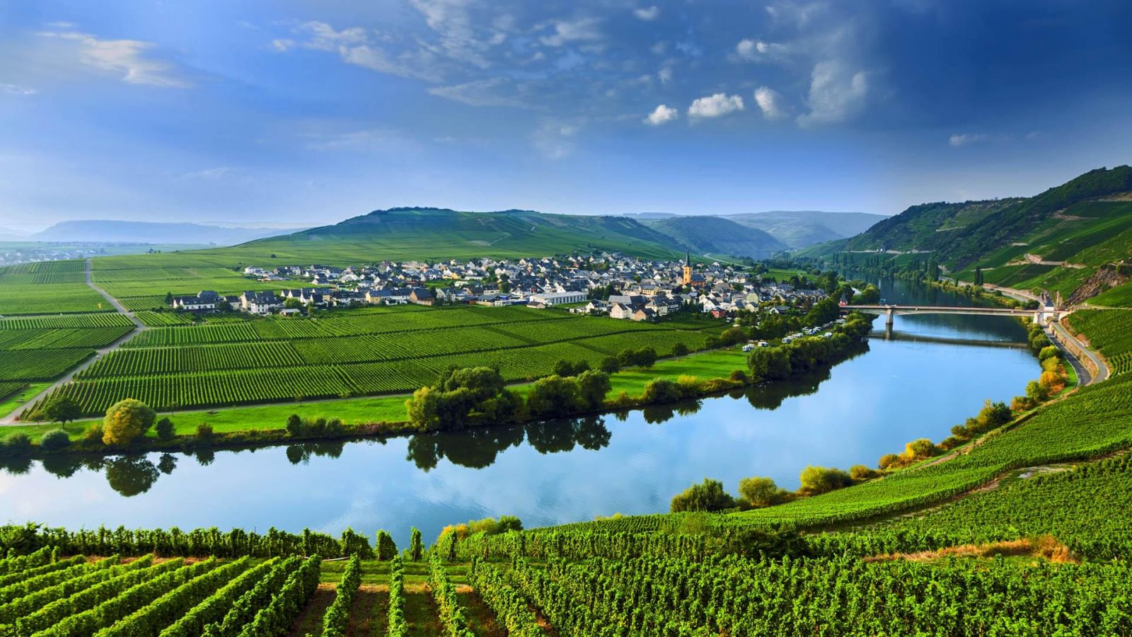 На фото долина реки Рейн, Германия