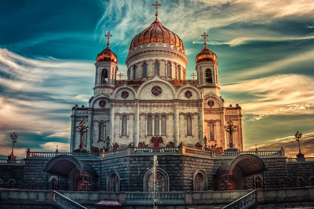 На фото показан патриарший храм Христа Спасителя в Москве