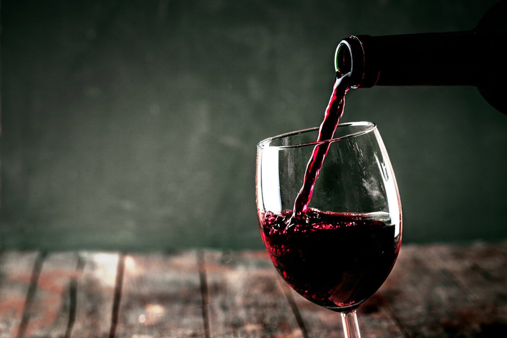 Винтажное фото: в бокал наливается из бутылки вино тёмно-рубинового цвета. Рецепт кагора