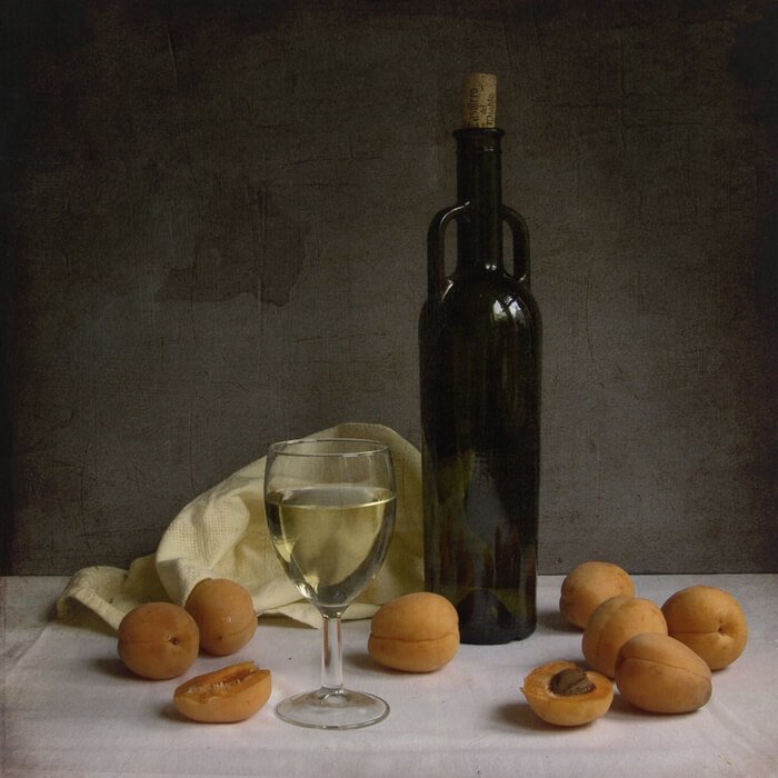 Винтажная миниатюра: бутылка, бокал вина, полотенце и персики