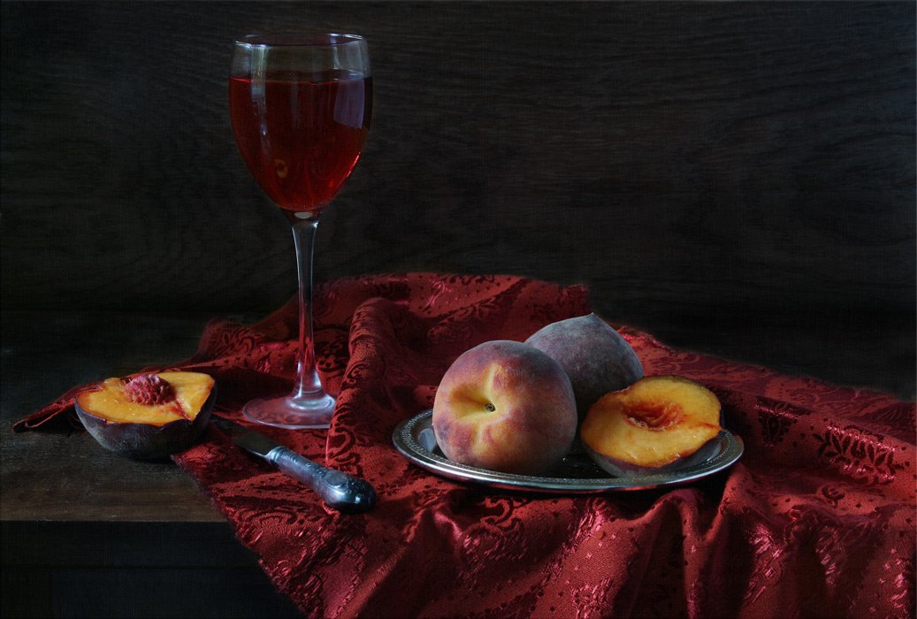 Натюрморт: бокал вина с персиками