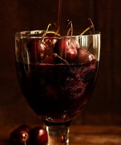 Винтажная картинка: черешневое вино с ягодами в бокале