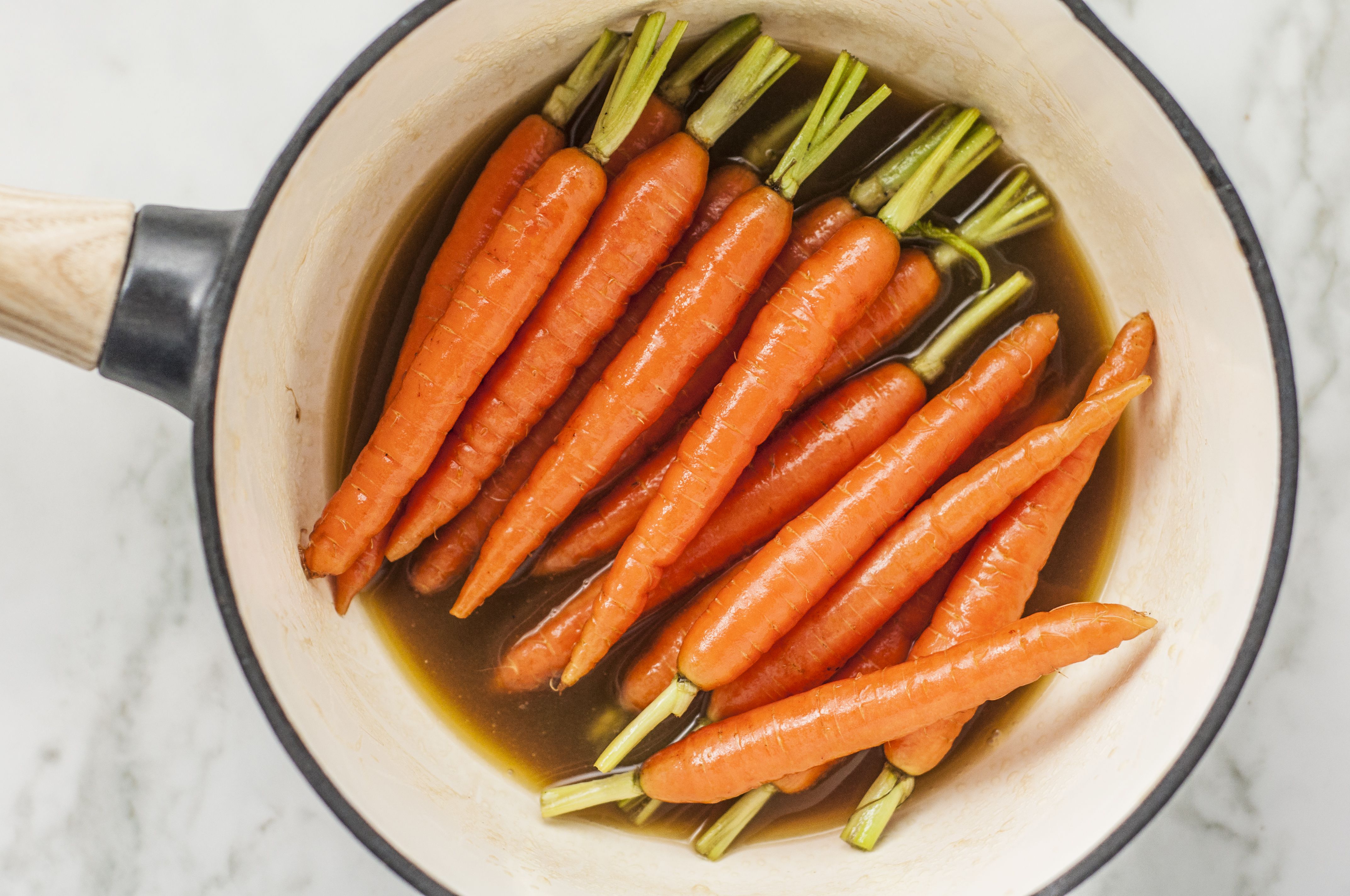 На фото вымытая морковь в сосуде