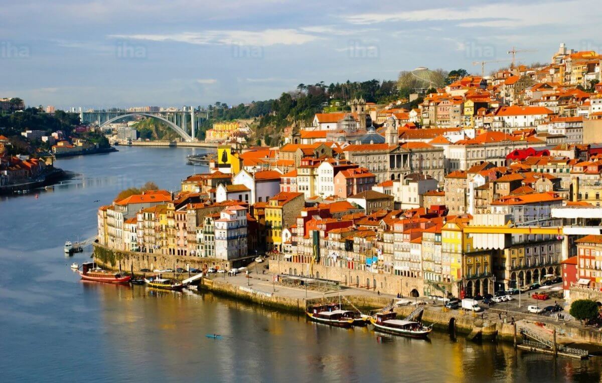 На фотографии изображен португальский город Порто